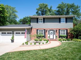 6906 N Fox Point Dr, Peoria, IL 61614