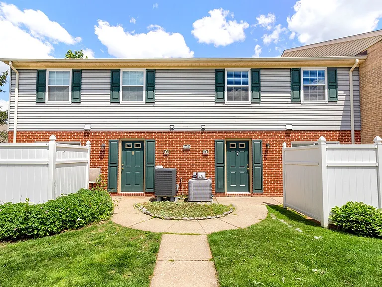 Piney Ridge - Townhome Entrances