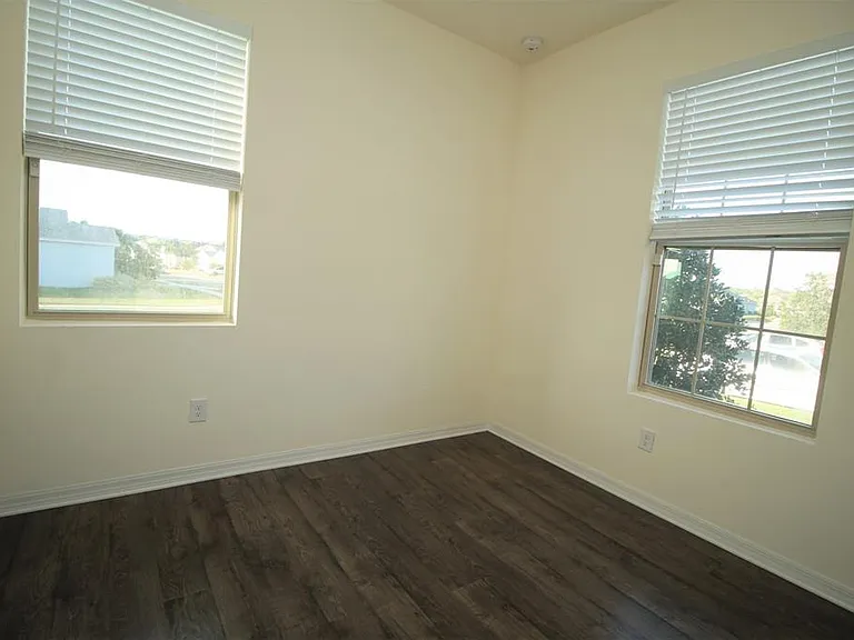 1050 Nathan Ridge Rd — Photo 3