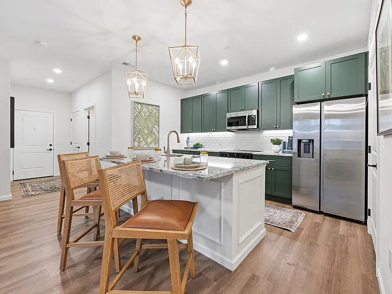 Wilshire Apartments — Photo 12