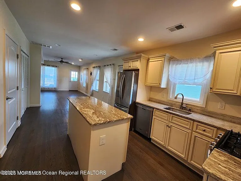 334 W Front St #A — Photo 23