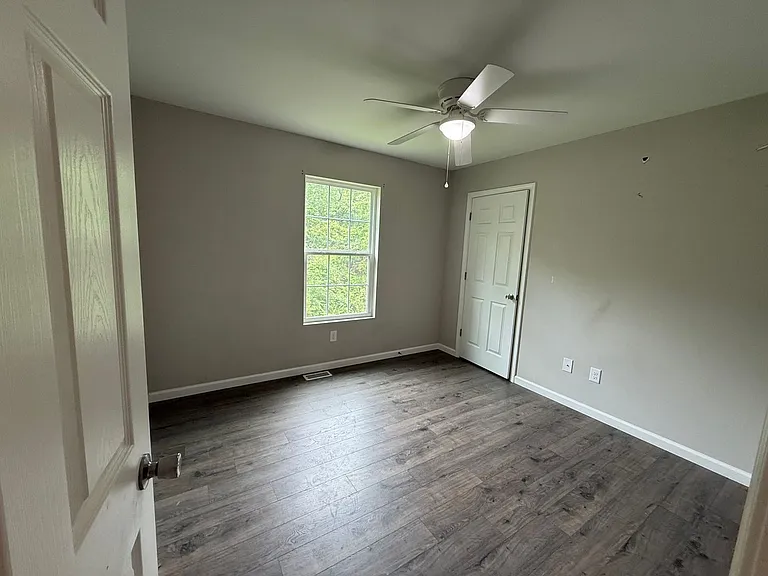 842 Lakeway Dr — Photo 5