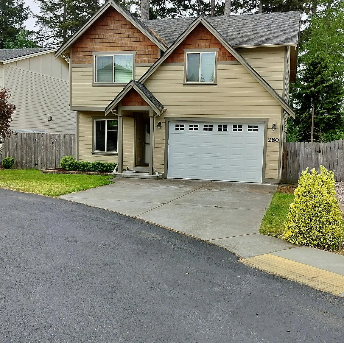 280 NE Tronson Cir — Photo 2