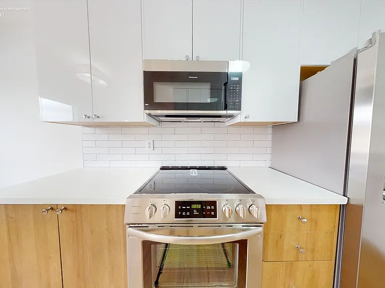 212 S Arnaz Dr — Photo 9