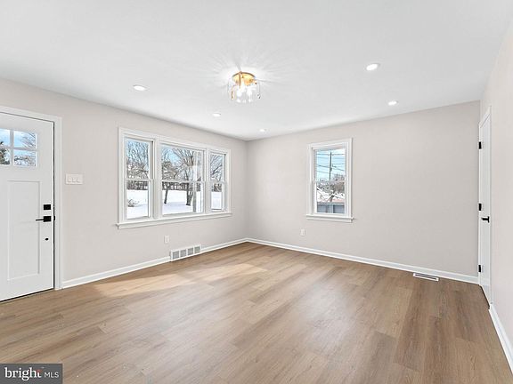 5th image of 535 Main St