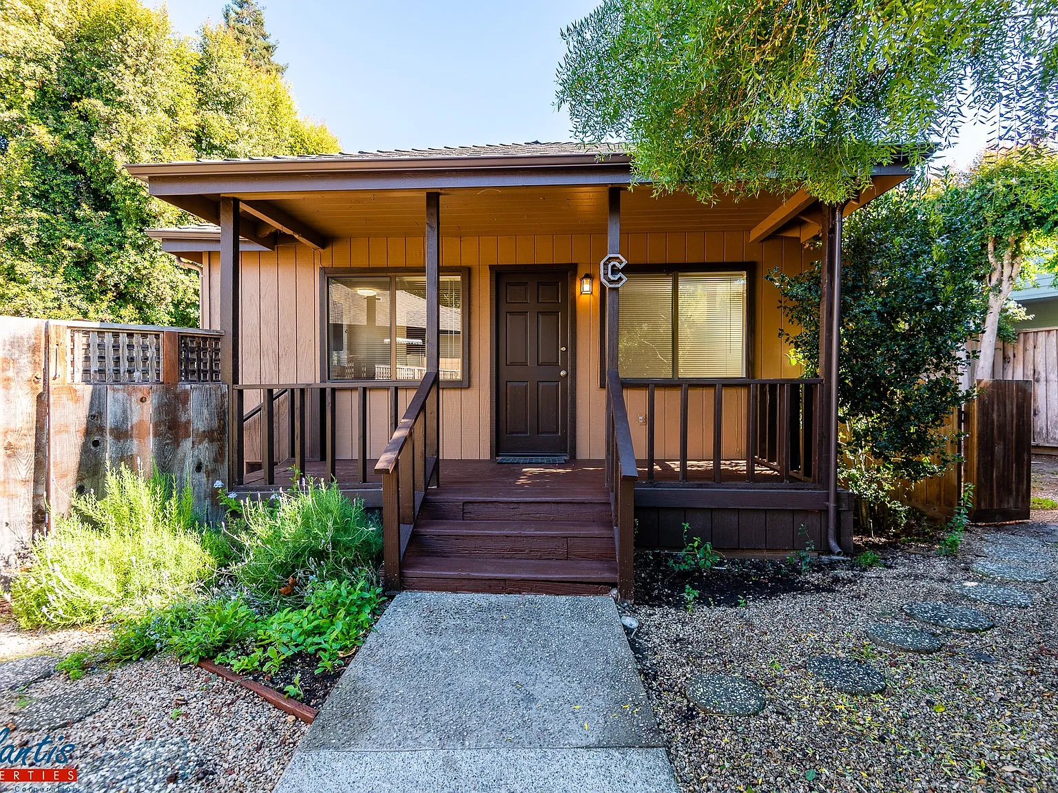 2bd/1ba Home blocks from the Beach! Cottage Fee... — Photo 1