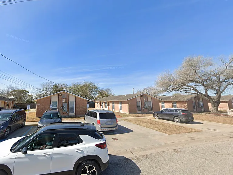 924 Flores Ave — Photo 6