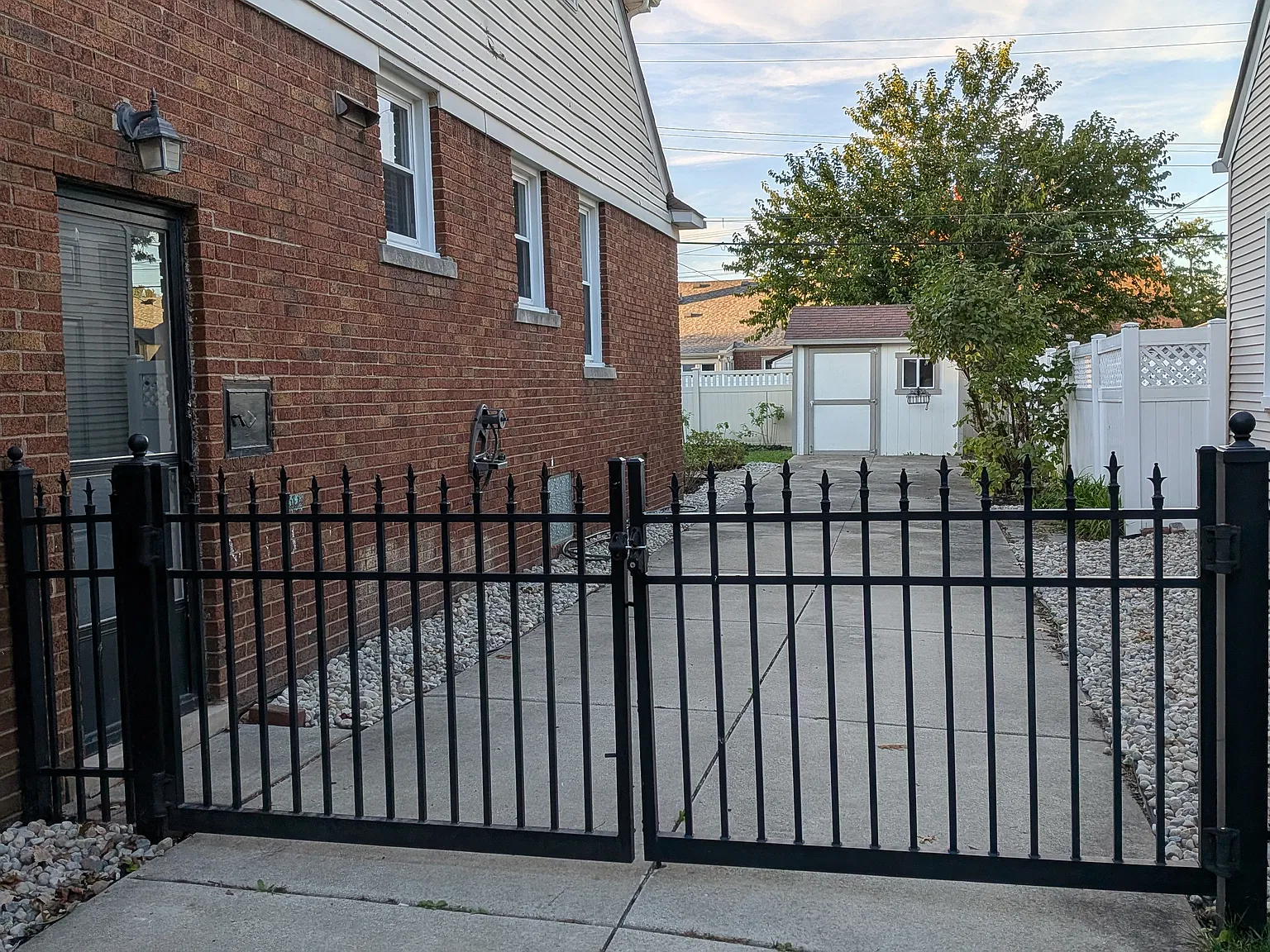 4 bed, 2056 sqft, $2,300 — Photo 3
