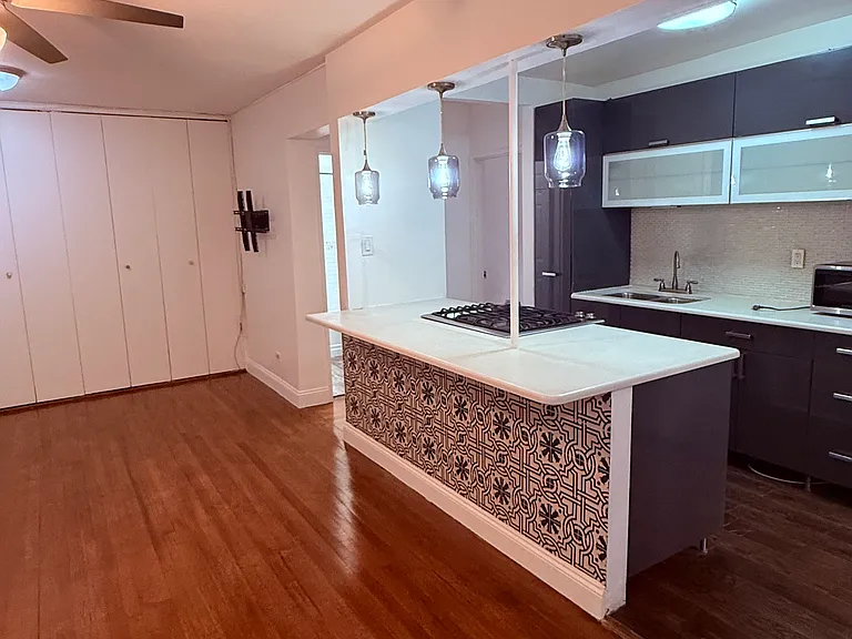 665 Thwaites Pl — Photo 2