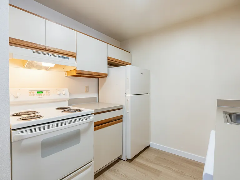 Park Royal Apartments — Photo 16