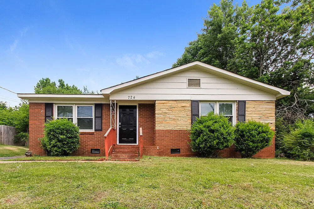 3 bed, 1.0 bath, 986 sqft, $2,370 — Photo 3