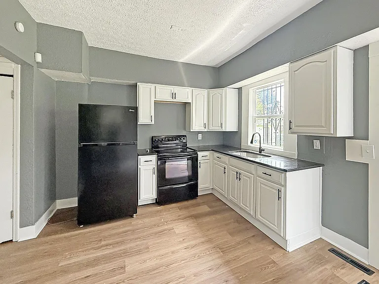 40-42 Pointview Ave #42 — Photo 4