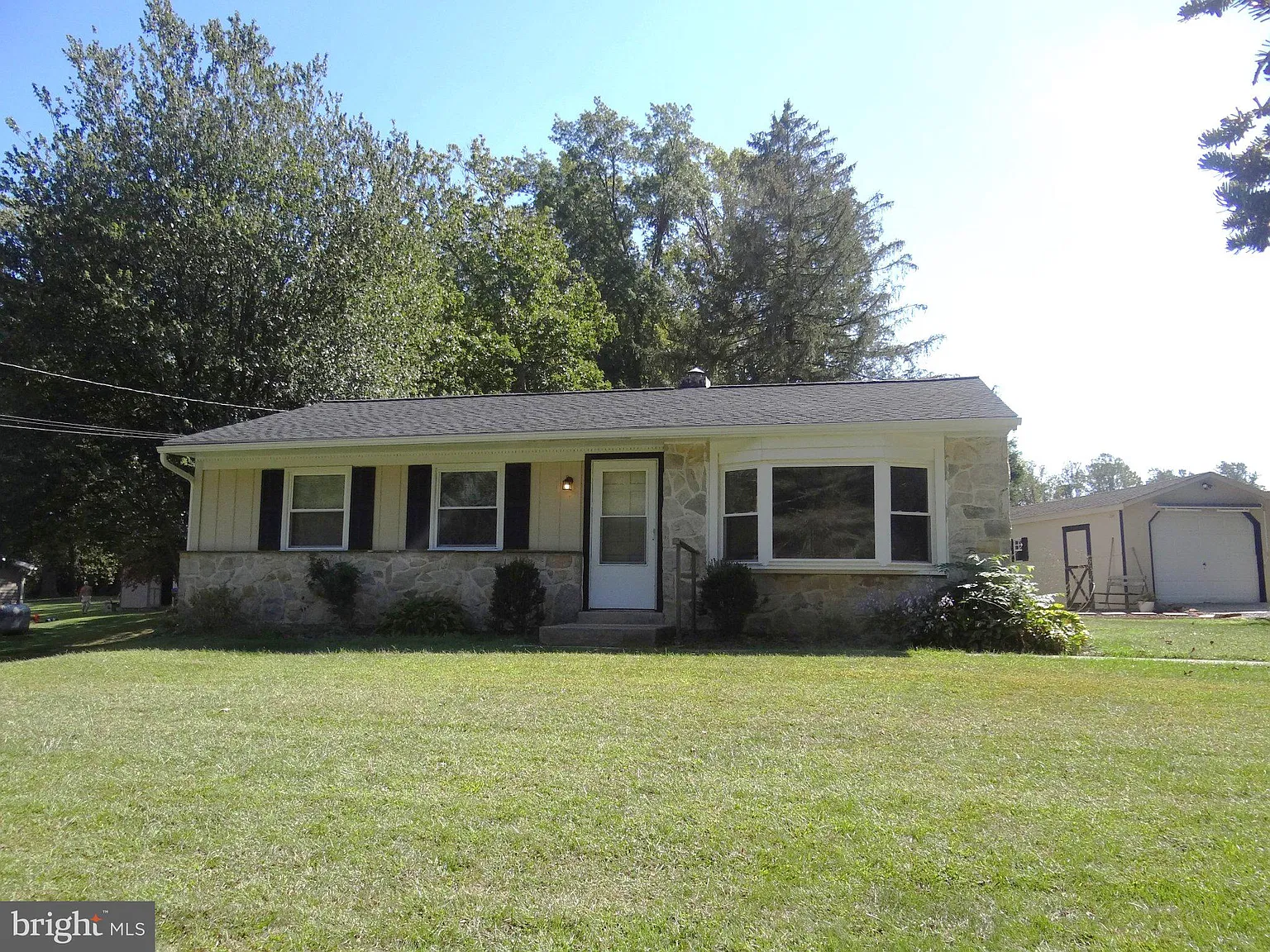3 bed, 1.0 bath, 1014 sqft, $1,850 — Photo 2