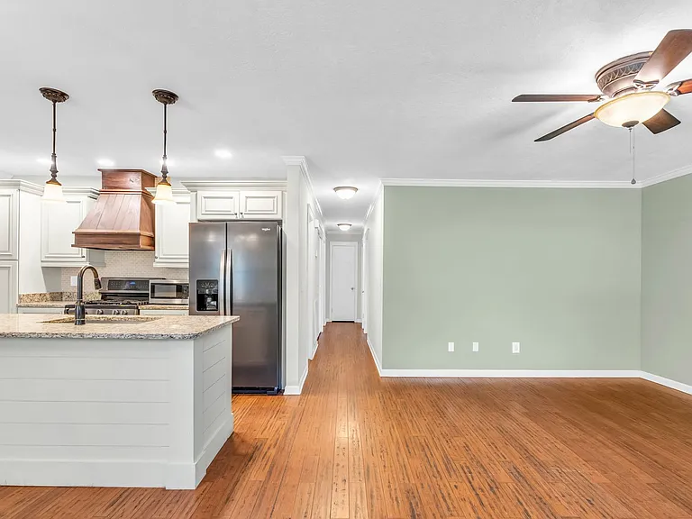 102 Hawkins St — Photo 5