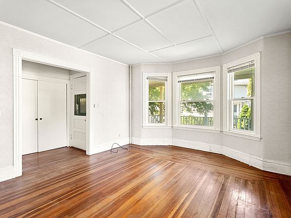 5th image of 99 Farragut Rd