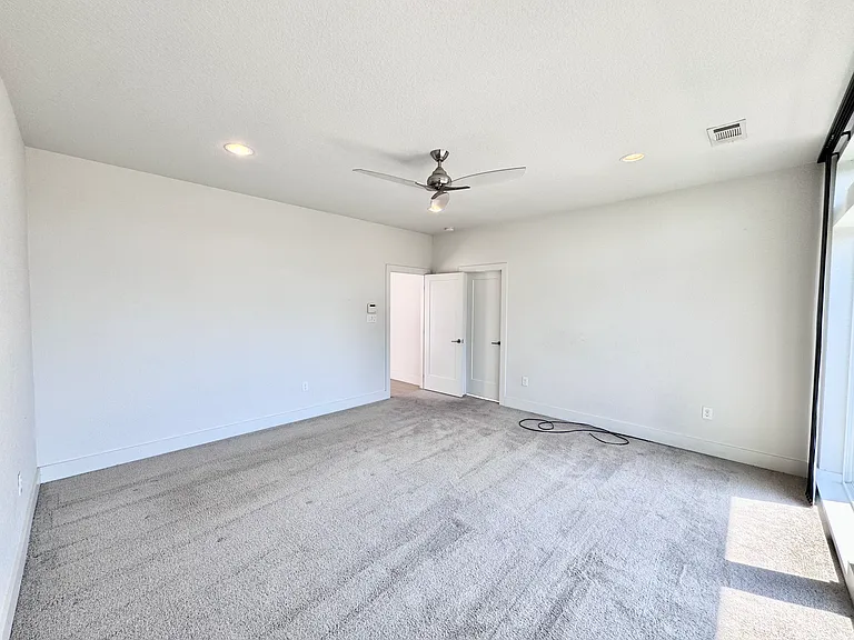 207 Adrian Dr — Photo 6