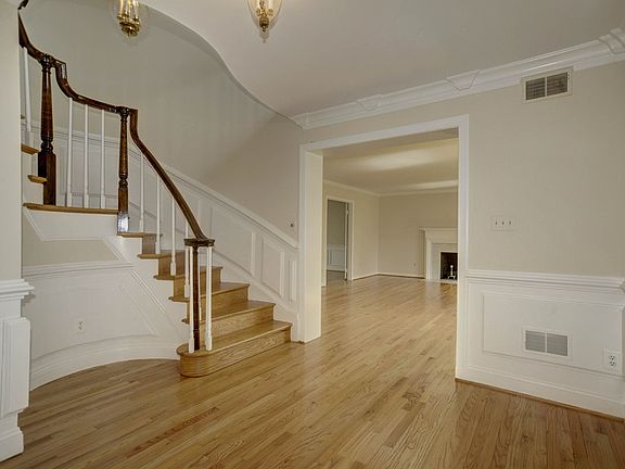Bright and Open Foyer, main level w/hardwood thru-out!
