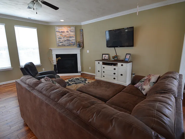 717 Tyler Way — Photo 4
