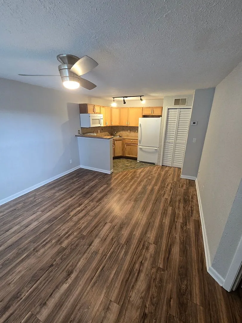 4704 Walden Cir — Photo 3