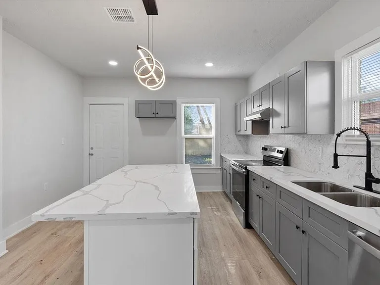 1118 Elliston St — Photo 11