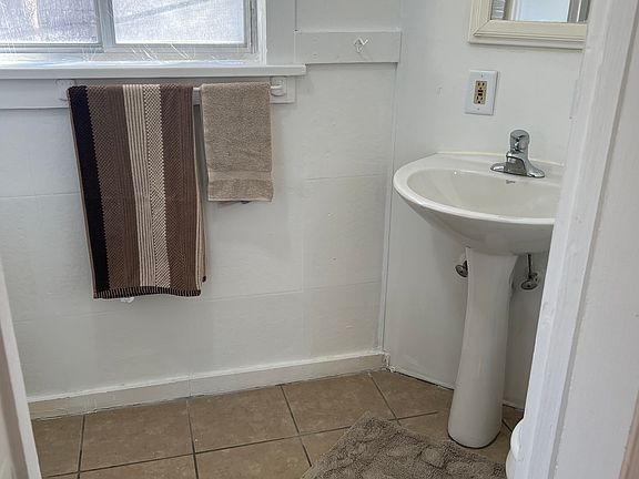 4th image of 809 S Fancher Ave #8