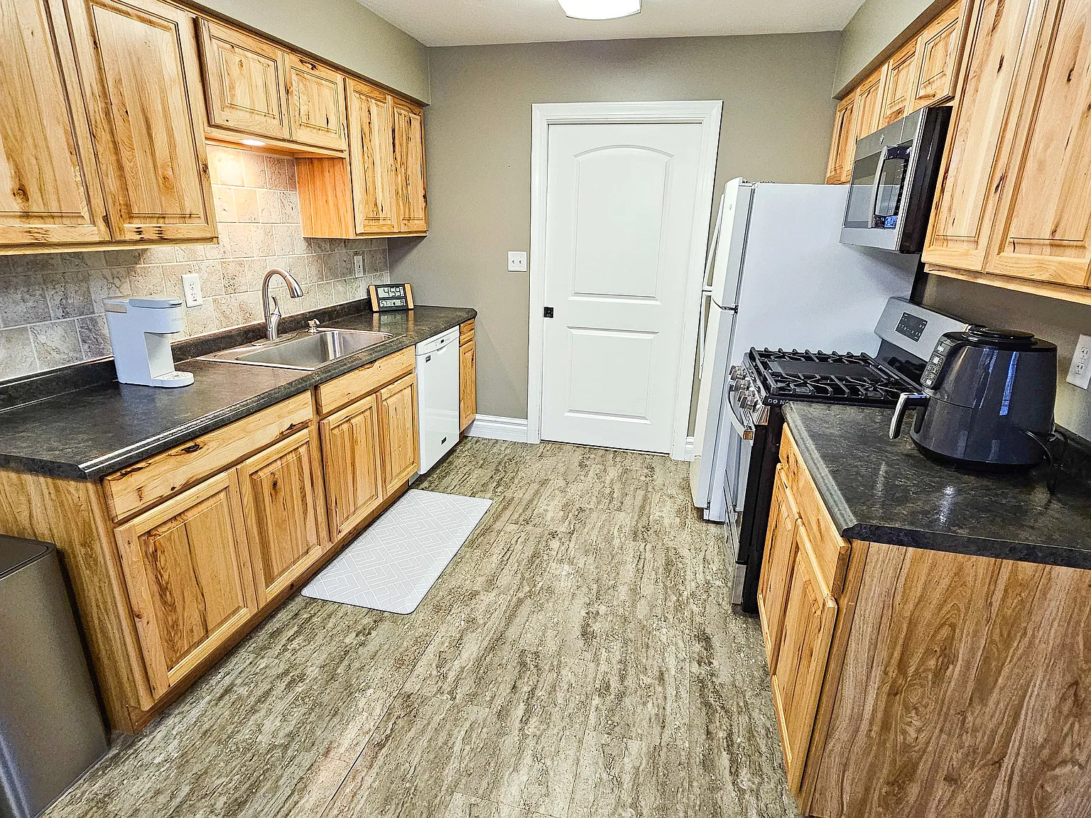 2 bed, 1008 sqft, $3,000 — Photo 4