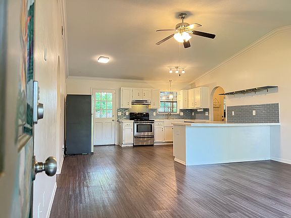3rd image of 325 Sunset Dr