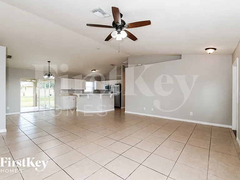 1412 NW 12th Pl — Photo 4