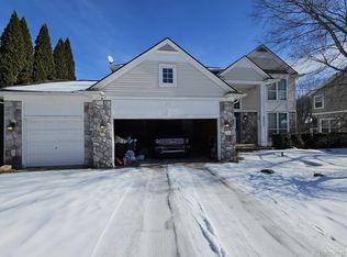 6024 Ravine Ct, Clarkston, MI 48348