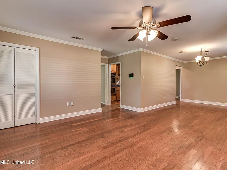 2323 Middlecoff Dr — Photo 6