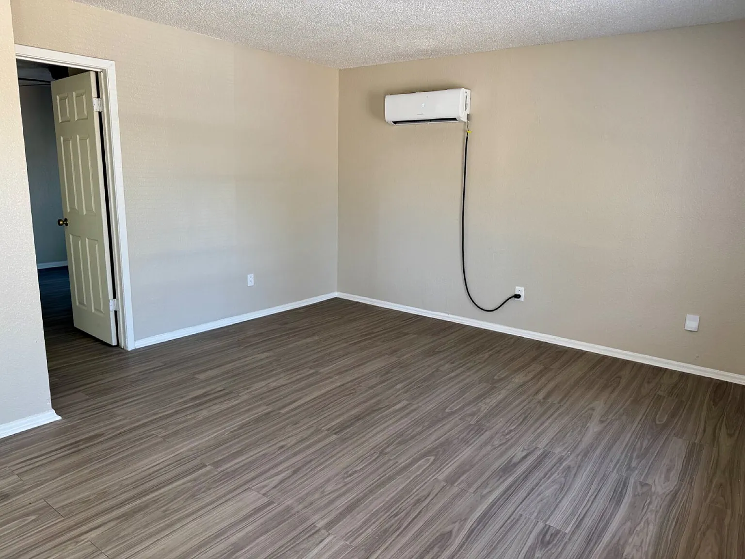2 bed, 1.0 bath, 800 sqft, $800 — Photo 2