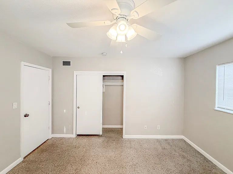 1210 SW 26th St #4 — Photo 8