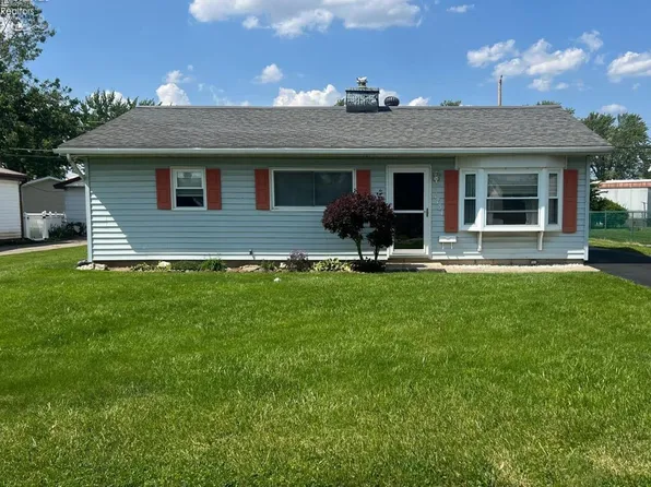 1734 Oak Ln, Fremont, OH 43420