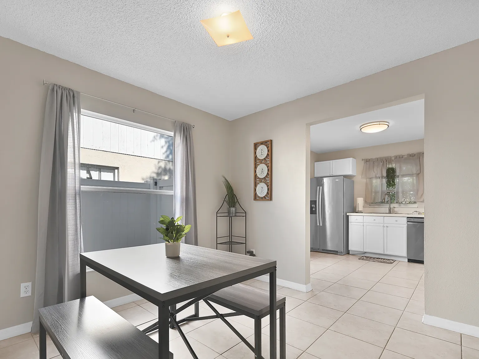 3 bed, 1305 sqft, $3,000 — Photo 2