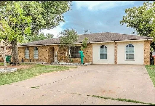 3814 Butterfield Rd — Photo 2
