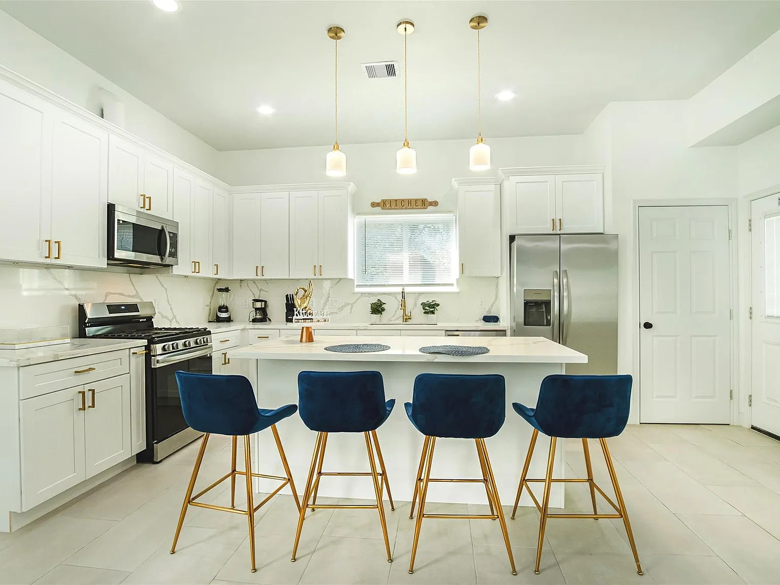 3 bed, 2.5 bath, 1529 sqft, $2,300 — Photo 2