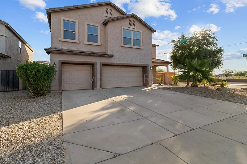 4 bed, 4.0 bath, 3661 sqft, $2,400 — Photo 2