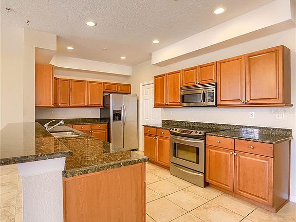 5th image of 636 Wells Ct Unit 402