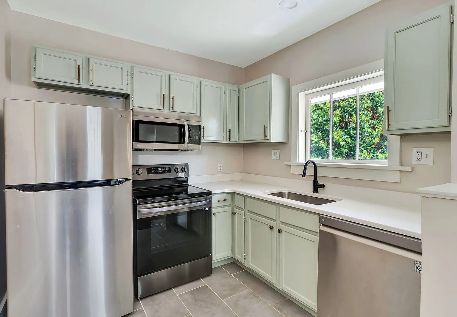 1 bed, 1.0 bath, 811 sqft, $1,225 — Photo 1