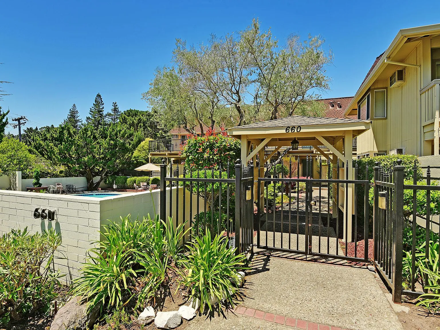 2 bed, $2,550 — Photo 1