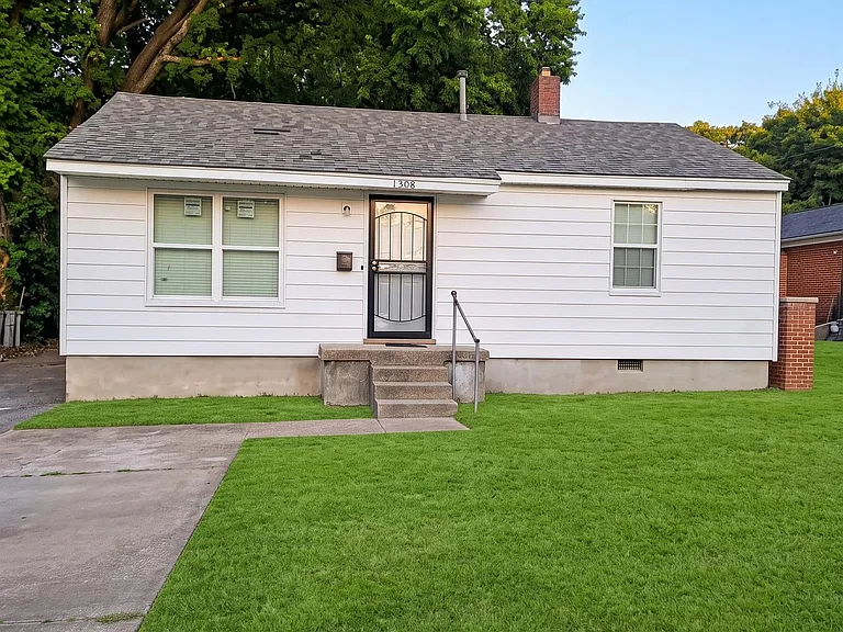 1590 Latham St E — Photo 1