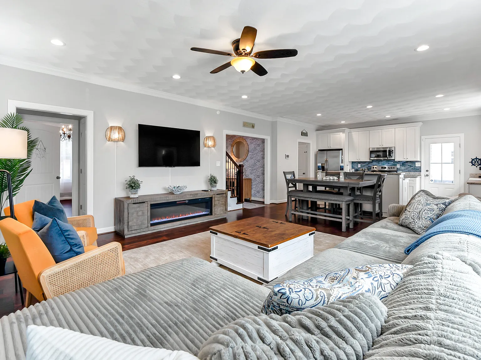 5 bed, 3.5 bath, 2500 sqft, $5,350 — Photo 2