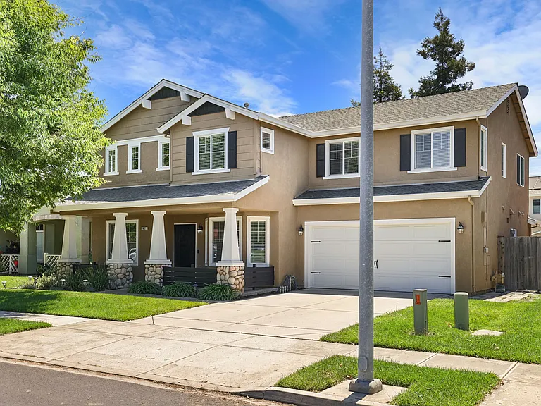 642 W Springer Dr — Photo 1
