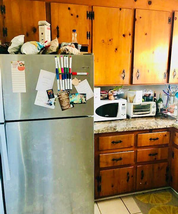 Kitchen w Stainless steel Refrigerator & Gas Stove
