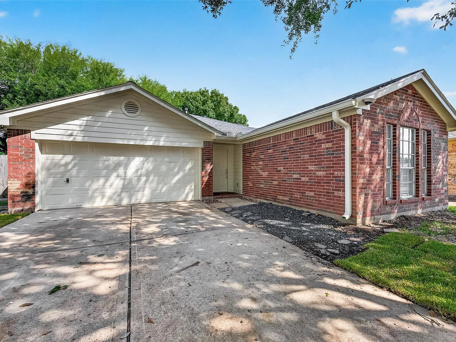 3 bed, 2.0 bath, 1184 sqft, $2,000 — Photo 2