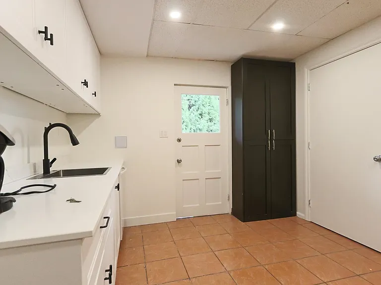 660 Kenwood Rd — Photo 34