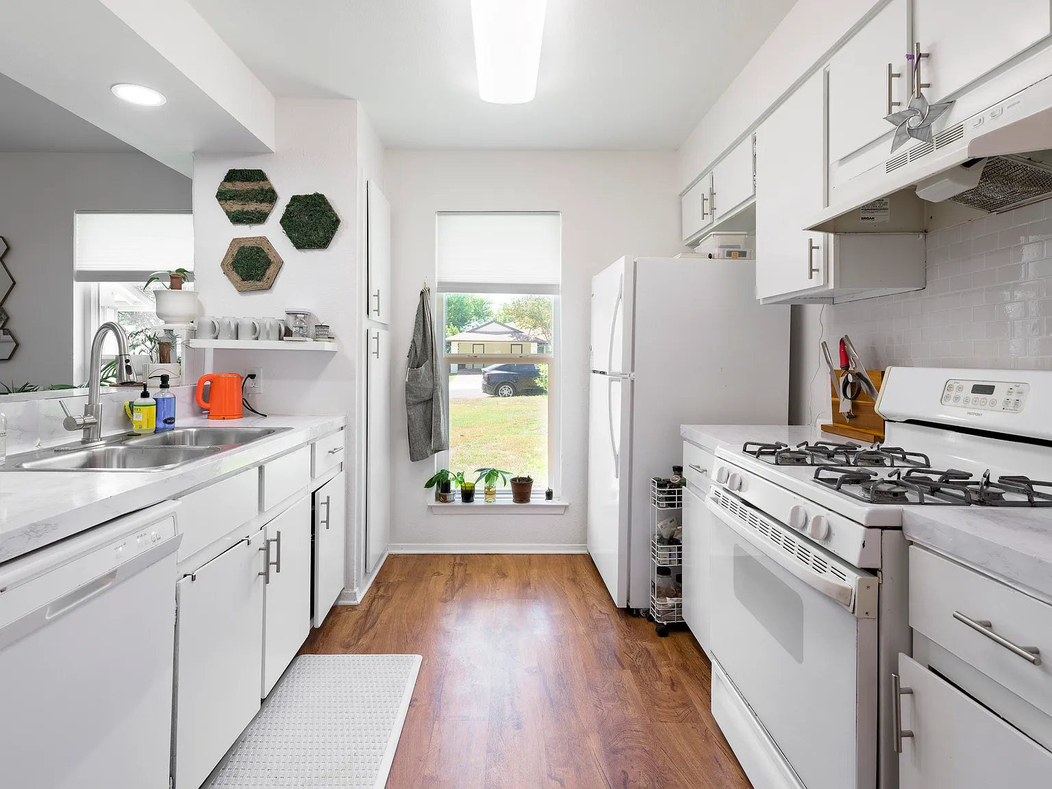 3 bed, $2,500 — Photo 2