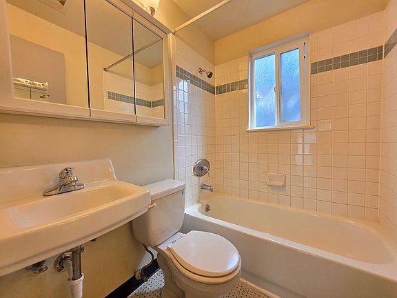 5th image of 2100 22nd St #B
