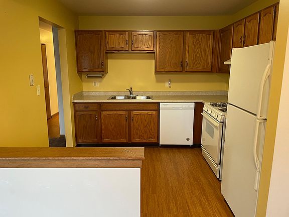 3rd image of 876 Cross Creek Dr #B-2