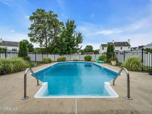 42 Crown Circle, Lakewood, NJ 08701